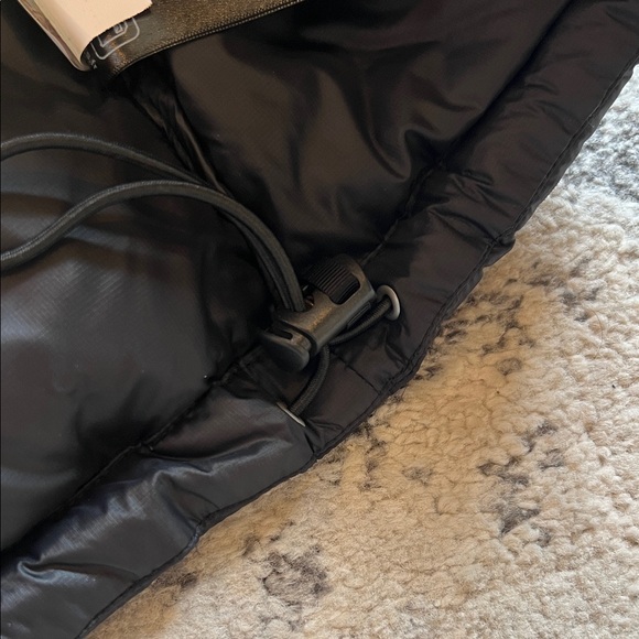 The North Face Women's Classic Black Puffer Jacket - Picture 10 of 16